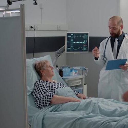 Descargar Paciente enfermo discutiendo la enfermedad y el tratamiento con el médico_ gratis